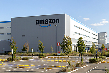 Amazon Fulfilment centre BRS2, warehousing and distribution building, Symmetry Park, Swindon, Wiltshire, England, UK