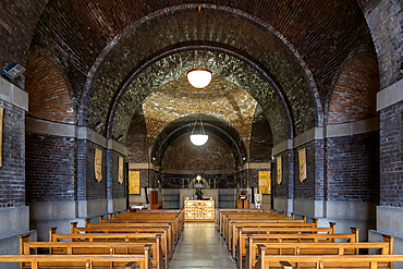 Altar and chapel, Lutyens Crypt, Liverpool Metropolitan Cathedral. Liverpool, England, UK
