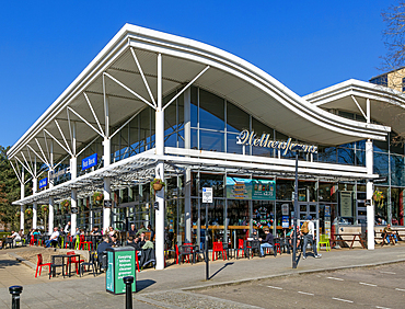 Wetherspoons public house, Midsummer Boulevard, Milton Keynes Central, Buckinghamshire, England, UK
