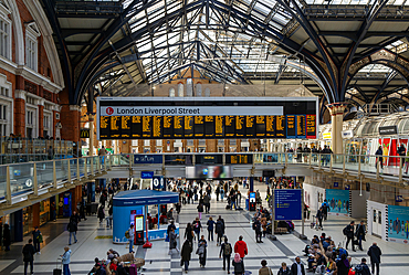 Concourse busy with passengers, Liverpool Street railway station , London, England, UK
