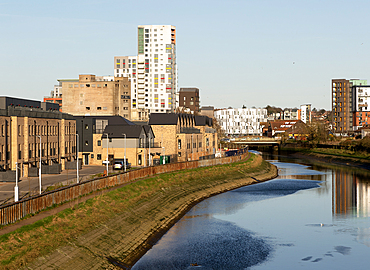 New housing at Grafton Way on flood plain behind flood defence wall, River Orwell, Ipswich, Suffolk, England, UK