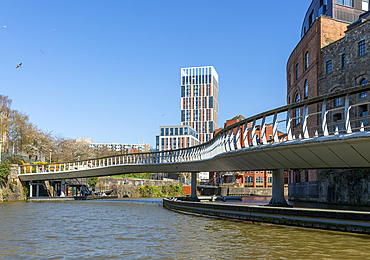 Castle Bridge footbridge, Redcliffe, Floating Harbour, Bristol, England, UK Castle Park View high-rise residential building