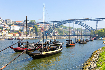 Traditional style Barcos Rabelos boats, Dom Luis I Bridge, River Douro, Vila Nova de Gaia, Porto, Portugal, Europe,