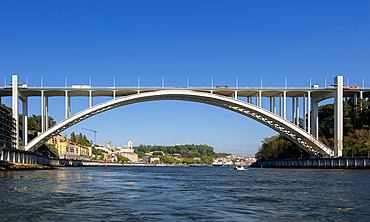 Ponte da Arrábida bridge arched road bridge across River Douro, Porto, Portugal, Europe built 1963