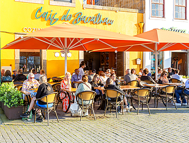 People sitting at tables outside restaurants, Avenida de Diogo Leite, Vila Nova de Gaia, Porto, Portugal, Europe