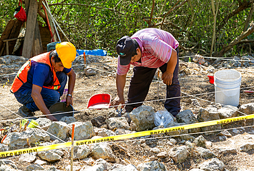 Archaeologists at work Mayan ruins, Chichen Itza, UNESCO World Heritage Site, Yucatan, Mexico, North America