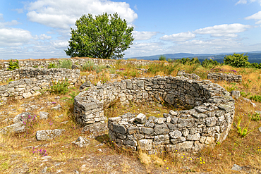 Roundhouse building, San Cibrao de Las hill fort, Castro Culture archaeological site, San Amaro, Ourense, Galicia, Spain, Europe