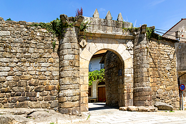 Porta Nova, 14th century gateway entrance to medieval town, Ribadavia, Ourense province, Galicia, Spain, Europe