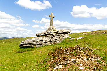 War Remembrance Monument, Cave-Penney Memorial Cross 1918, Corndon Down, Cherwell, Dartmoor, Devon, England, United Kingdom, Europe