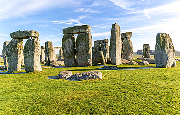 Standing stones of Neolithic henge, Stonehenge, UNESCO World Heritage Site, Wiltshire, England, United Kingdom, Europe