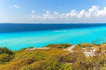 Motorboat speeding past Punta Sur, Isla Mujeres, Caribbean Coast, Cancun, Quintana Roo, Mexico, North America