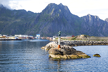 Fisherman's wife statue at harbour entrance, Svolvaer, Lofoten Islands, Nordland, Norway, Scandinavia, Europe