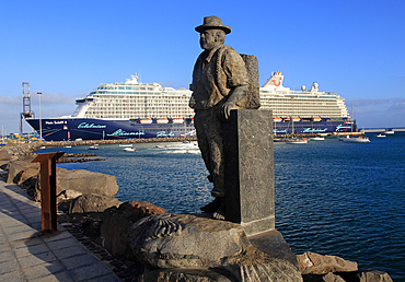 Pescador de Viejas sculpture by Juan Miguel Cubas Sanchez, 2003, Puerto del Rosario, Fuerteventura, Canary Islands, Spain, Atlantic, Europe