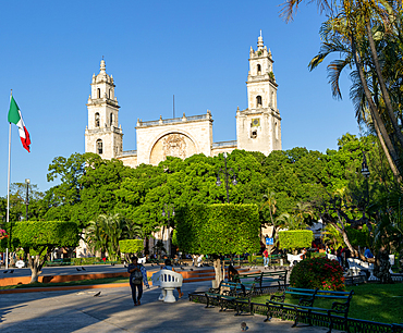 Plaza Grande, city main square, Cathedral Church of San Ildefonso, completed in 1598, Merida, Yucatan State, Mexico, North America