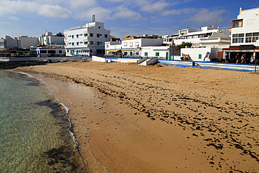 Sandy beach backed by bars and hotels in Corralejo, Fuerteventura, Canary Islands, Spain, Atlantic, Europe