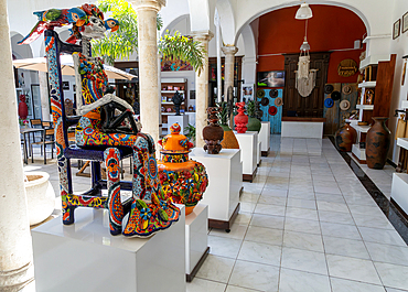 Upmarket art gallery and handicraft centre shop Galeria Caracol Purpura, Merida, Yucatan State, Mexico, North America