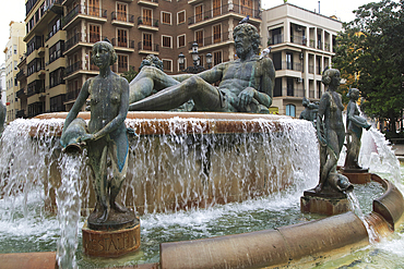 La Fuente del Turía, water fountain and statues commemorating the Turia River, Plaza de la Virgen, city centre Valencia, Spain, Europe