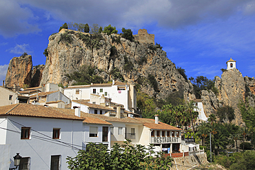 Hilltop castle and village, El Castell de Guadalest, Alicante province, Spain, Europe