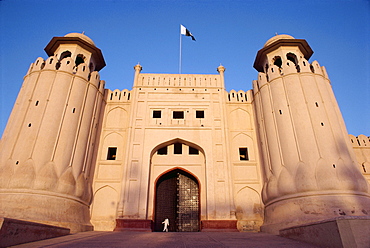 Entrance to the City Fort built by the Moghuls between 1524 and 1764, Lahore City, Punjab, Pakistan, Asia