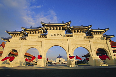 Archway and Chiang Kai Shek (Chiang Kaishek) Memorial Hall, Taipei, Taiwan, Asia