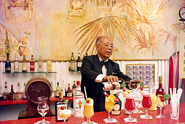 Barman in formal dress pours cocktails in the Raffles Hotel, Singapore, Southeast Asia, Asia