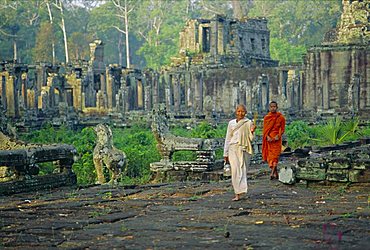 Buddhist nun and monk at the Bayon, Angkor, Siem Reap, Cambodia, Indochina, Asia