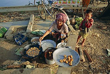 Woman selling bananas and rice balls, Cambodia, Indochina, Asia