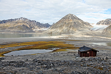 Governor's cabin at Trinityhamn, Magdalenefjord, Svalbard, Norway, Scandinavia, Europe