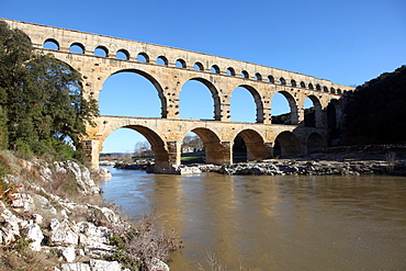 Roman aqueduct of Pont du Gard, UNESCO World Heritage Site, over the Gardon River, Gard, Languedoc-Roussillon, France, Europe