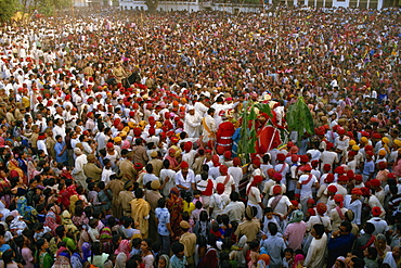 Crowds gathering to see a performance of the Ramlilla, Varanasi, Uttar Pradesh state, India, Asia