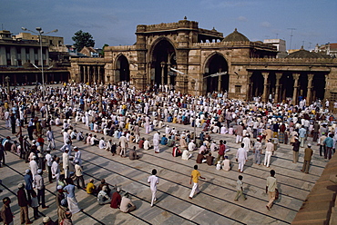 Crowds gather for a Muslim festival at the Jama Masjid Mosque, Ahmedabad, Gujarat state, India, Asia