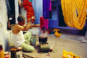 Man tie dyeing cotton, Bhuj, Kutch, Gujarat State, India