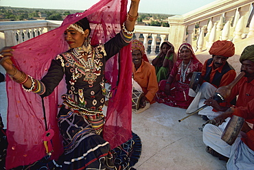 Traditional Kalbalia dance troupe, Rajasthan state, India, Asia