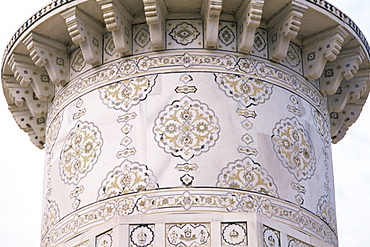 Example of the fine marble inlay work to be found inside and outside of the tomb of Itmad Ud Daulah (Itimad-ud-daulah), Agra, Uttar Pradesh state, India, Asia