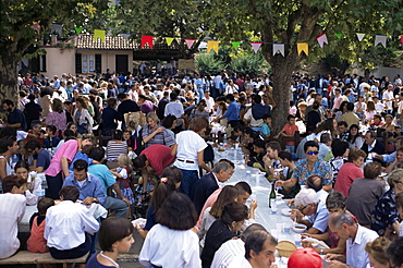 Al fresco eating at annual Autumn Wine and Food Fair, Asti, Piedmont, Italy, Europe