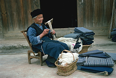 Bouyei weaver winding handspun cotton, Guizhou, China, Asia