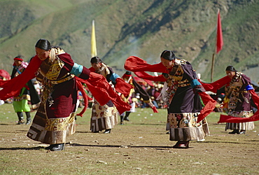 Tibetans dancing, Yushu, Qinghai, China, Asia