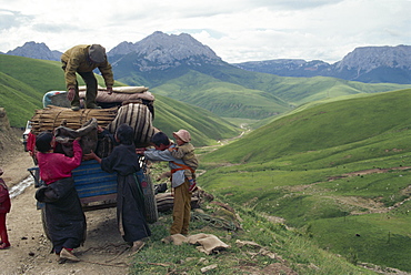 Moving tent to new pastures, near Nangqen, Qinghai, China, Asia