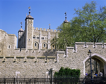 The White Tower and outer wall, Tower of London, UNESCO World Heritage Site, London, England, United Kingdom, Europe