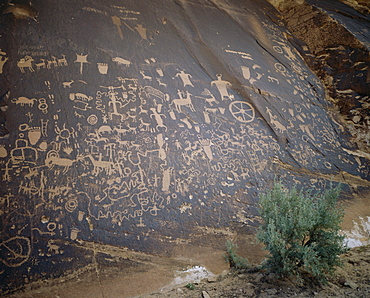 Newspaper Rock, the Navajo Native Americans called it 'Tse Hane', rock that tells customs, Canyonlands, Utah, United States of America (USA), North America