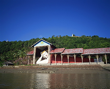 The reclining Shwe Tha Lyaung Buddha, at 44m long one of Myanmar's largest, covered by a shed, Mergui (Myeik), Myanmar (Burma), Asia