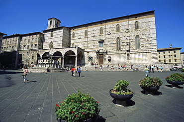 Cathedral and Fontana Maggiore, Piazza IV Novembre, Perugia, Umbria, Italy, Europe