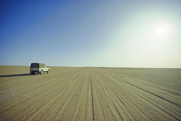 Lone vehicle in the desert, Plaine du Tidikelt, Algeria, North Africa