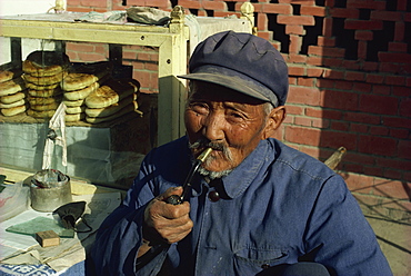 Man smoking pipe, Dunhuang, Gansu, China, Asia