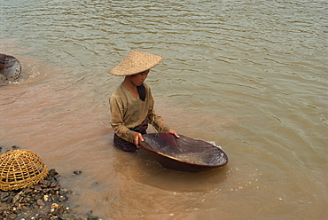 Gold panning in the Mekong River, Laos, Indochina, Southeast Asia, Asia