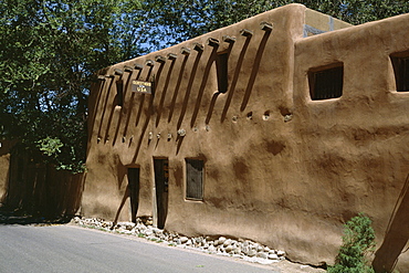 Adobe house in Barrio de Amalco, one of the oldest continuously inhabited streets in the U.S.A., settled in the early 1600s, Santa Fe, New Mexico, United States of America (U.S.A.), North America