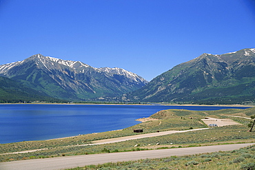 Camping area on shore of Twin Lakes in San Isabel National Forest, with Sawatch Mountains, part of the Rockies, in the background, Aspen, Colorado, United States of America, North America