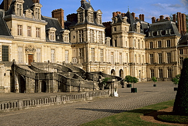 Horseshoe staircase dating from 1632-1634, White Horse courtyard (courtyard of Farewells), Chateau of Fontainebleau, UNESCO World Heritage Site, Seine-et-Marne, France, Europe