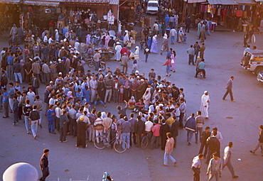 Story telling, story teller and audience, Place Djemma el Fna, Marrakech (Marrakesh), Morocco, North Africa, Africa