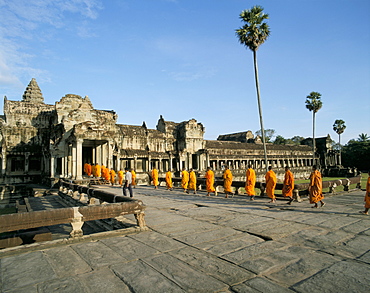 Buddhist monks, Angkor Wat, Angkor, UNESCO World Heritage Site, Siem Reap, Cambodia, Indochina, Southeast Asia, Asia